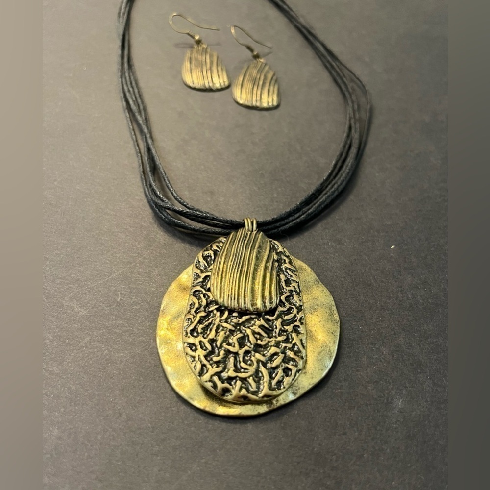 Necklace & Earring Set- Black & Gold - Picture 3 of 5